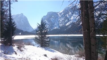 Winter am Toblacher See: Der flache Bergsee weist eine hohe Tendenz zur Verlandung auf, mehr als 20.000 Kubikmeter Schlamm wurden in den vergangenen acht Jahren entfernt. Foto: Biologisches Landeslabor