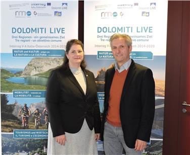 Strategien zur grenzüberschreitenden Kooperation erarbeitet: der Leiter des Südtiroler Landeswarnzentrums in der Agentur für Bevölkerungsschutz Willigis Gallmetzer mit der Lienzer Bezirkshauptfrau Olga Reisner. Foto: Landeswarnzentrum