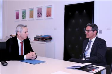 Landeshauptmann Kompatscher im Gespräch mit dem scheidenden Direktor der Bozner Niederlassung der Banca-d'Italia, Parisotto - Foto: LPA/rc