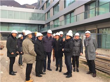 Hochbau-Landesrat Christian Tommasini hat sich gemeinsam mit Gesundheitslandesrätin Martha Stocker und Vertretern der Baufirmen und des Landes vor kurzem ein Bild des Baufortschritts am neuen Krankenhaus in Bozen gemacht (Foto: LPA)