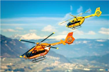 Der Rettungshubschrauber Pelikan im derzeitigen (hinten) und im neuen Design (vorne). Spätestens im April werden Pelikan 1 und Pelikan 2 im neuen Erscheinungsbild fliegen. Fotomontage: Philipp Franceschini
