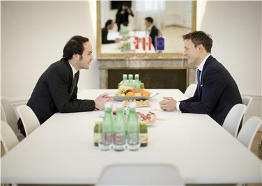 Landesrat Achammer im Gespräch mit Minister Blümel - Foto: BKA