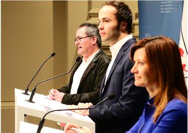 Landesrat Achammer mit dem neuen und ersten Bildungsdirektor Tschenett und Landesschuldirektorin Falkensteiner - Foto: LPA/Peter Natter