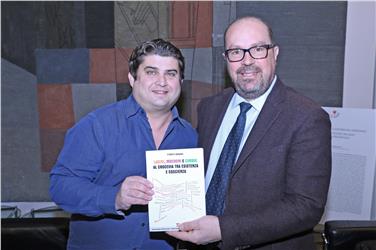 Autor Frédéric Spagnoli und Regionalrat Beppe Detomas (FOTO: LPA/Roman Clara)