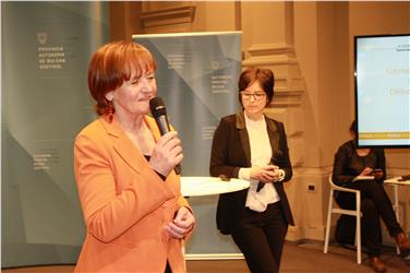 Stellten die Maßnahmen gegen Lebensmittelverschwendung vor: Landesrätin Martha Stocker und Amtsdirektorin Petra Frei - Foto: LPA/FG