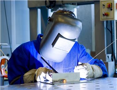 Damit die Südtiroler Wirtschaft auch in Zukunft weiter so wachsen kann, hat die Landesregierung weitere 50 Millionen dem Rotationsfonds zugewiesen. Im Bild: Ein Schmied bei seiner Ausbildung. Foto: LPA/Abteilung Berufsbildung