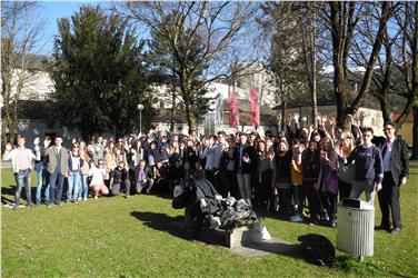 100 Schüler und Schülerinnen im Alter zwischen 16 und 19 Jahren arbeiten vier Tage lang in Alpbach (Tirol), Salurn (Südtirol) und Levico Terme (Trentino) nach dem Motto "Die Europaregion gemeinsam bauen" an Zukunftsthemen.