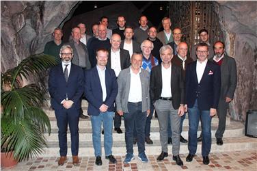 Austausch und Standortbestimmung: Landesrat Schuler (vorne, 2.v.re.) und der Direktor des Versuchszentrums Laimburg Oberhuber (ganz li.) mit Vertretern der Weinwirtschaft im Felsenkeller der Laimburg. Foto: LPA