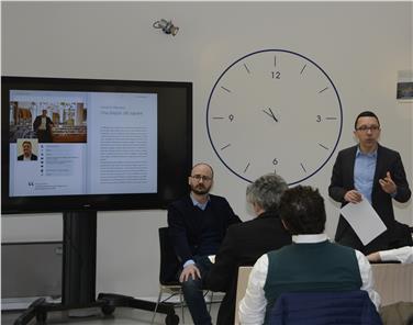 LR Tommasini und Abteilungsdirektor Andolfo präsentierten die Veranstaltungen zum 20-jährigen Bestehen des Kulturzentrum Trevi (FOTO: LPA/Lidia Canins)