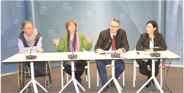 Präsentierten die neue flächendeckende Aufstellung der Beratung zur Sachwalterschaft in Südtirol: Martin Telser, Landesrätin Martha Stocker, Joachim Reinalter und Roberta Rigamonti - Foto: LPA/FG