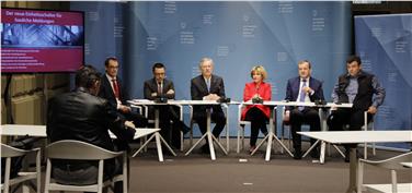 Haben den digitalen Einheitsschalter vorgestellt (v.r.): Volkmar Mair, Roland Demetz, Waltraud Deeg, Michl Ebner, Christian Tommasini und Alfred Aberer (Foto: LPA/Kollmann)