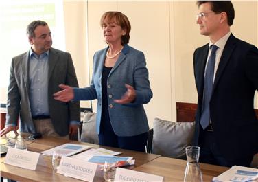 Stellten die Zahlen aus dem Sozialbereich gemeinsam vor: Abteilungsdirektor Luca Critelli, Landesrätin Martha Stocker und ASWE-Direktor Eugenio Bizzotto - Foto: LPA/FG