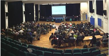 Tipps zur Verwendung des Mobiltelefons erhielten Jugendliche gestern von Fachleuten der Umweltagentur - Foto: LPA/Gnews