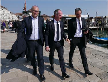 Landeshauptmann Kompatscher ist heute in Venedig mit dem Präsidenten der Region Venetien, Luca Zaia, zusammengetroffen. Mit dabei war auch der Trentiner LH Rossi - Foto: LPA/Dominik Holzer