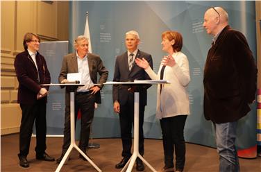 Stellten den neuen Dienst gemeinsam vor: Raimund Fill und Vittorio Repetto von der Bauarbeiterkasse, Abteilungsdirketor Helmuth Sinn, Arbeitslandesrätin Martha Stocker und der Leiter des Arbeitsinspektorats Sieghart Flader - Foto: LPA/ep