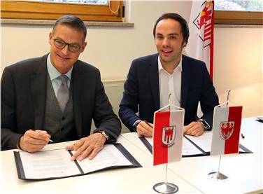 Kulturvereinbarung unterzeichnet, die Kulturlandesräte von Vorarlberg, Christian Bernhard, und von Südtirol, Philipp Achammer - Foto: LPA/Ingo Dejaco