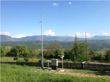 Ziemlich kühl und nass: Das war der März, der übermorgen zu Ende geht. Im Bild die Wetterstation Kaltern. Foto: LPA/Landeswetterdienst