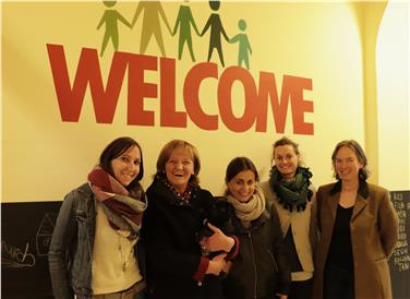 Diskutierten über die Wohnsituation von Migranten und Flüchtlingen: Lea Mair, Landesrätin Martha Stocker, Ermira Kola, Verena Hafner und Caroline von Hohenbühel - Foto: LPA/ep