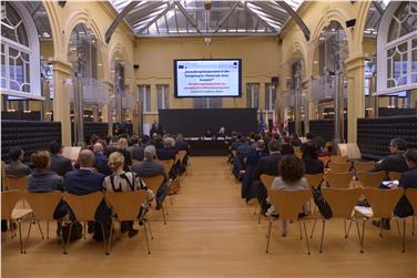 Rund 60 Führungskräfte aus der öffentlichen Verwaltung der Euregio nahmen heute in Bozen an der Tagung über die Verwaltungskooperation in der Europaregion teil - Foto: LPA/Barbara Fraznelin