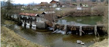 Diese historische Wasserableitung an der Ahr ist ein klassisches Beispiel für ein unüberwindbares Hindernis für Fische, die den Flusslauf hochwandern möchten. Foto: Landesagentur für Umwelt/Schifferegger