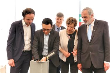 LR Achammer, LR Tommasini, Stadtrat Frötscher und die Schuldirektoren Kerschbaumer und Paler legen die Urkunde mit der Baubeschreibung, Münzen und die Tageszeitungen in den Grundstein (FOTO: LPA/Roman Clara)