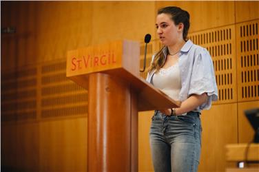 Lena Wild, die erste Südtiroler Siegerin der österreichischen Philosophie-Olympiade, liest aus ihrem Essay vor - Foto: LPA/Michael Kiran Huber