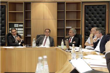 Wassernutzungsplan besprochen (v.li.): Landeshauptmann Kompatscher, Landesrat Theiner, Landesrat Schuler, Abteilungsdirektor Ruffini, Amtsdirektor Senoner. Foto: LPA/mac