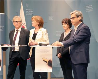 Stellten die Leitlinien des neuen Gesetzes zur Patientenverfügung vor: Gemeindenverbandspräsident Andreas Schatzer, Landesrätin Martha Stocker, Ärztekammerpräsidentin Monica Oberrauch und Primar Herbert Heidegger - Foto: LPA/FG