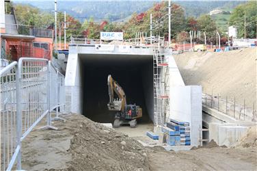 Interventi di precisione per spostare il tunnel prefabbricato sotto i binari della ferrovia (Foto USP/rc)