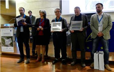 Il conferimento del premio: da sinistra Bruno Boz e Laura Leone (direttivo e presidente CIRF), Peter Hecher (Agenzia Protezione civile), Paolo Cornelio (Consorzio di bonifica acque risorgive) e Giancarlo Gusmaroli del CIRF