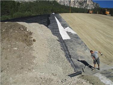 Risanamento discarica di Badia. Il telo impermeabile (in nero) viene posato sopra lo strato impermeabile minerale compattato ai sensi di una copertura combinata (Foto: USP/APPA/A.Marri)