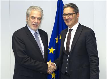 Arno Kompatscher e Christos Stylianides durante l'incontro di Bruxelles (Foto USP/Horst Wagner)