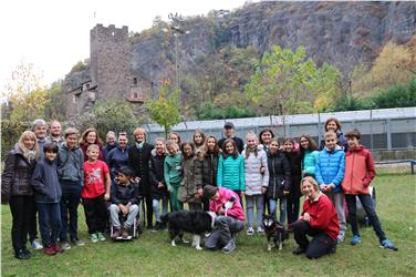 Sopralluogo al canile della Sill per una classe delle medie "Schweitzer" assieme all'assessora Stocker (Foto USP/gzp)