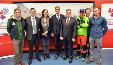 Il team dell'Euregio che ha reso possibile la realizzazione del progetto valanghe.report insieme ai presidenti di Trentino, Alto Adige e Tirolo. Foto: USP/Daldos
