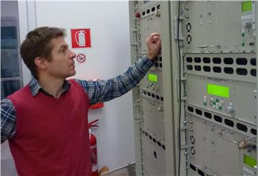 Un tecnico RAS alle prese con un impianto di trasmissione del segnale radio digitale DAB+ (Foto RAS)