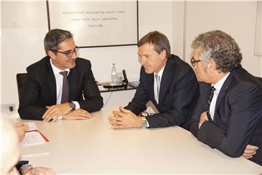 Passaggio importante per l'energia in Alto Adige: Kompatscher, Helfer e Schatzer (Foto USP/Barbara Franzelin)