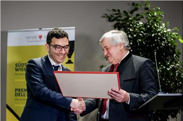 Videsott (sx) riceve il premio dall'assessore Mussner. Foto: USP/Claudia Corrent