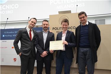 Premio nazionale per CIVIS: Luca Gastaldi, direttore dell'Osservatorio Agenda Digitale, Michele Tais, Carmen Plaseller e Christian Kerschbaumer (Foto USP/Osservatori Digital Innovation)