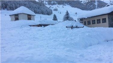Una delle valanghe che, a gennaio, hanno danneggiato e isolato alcune zone abitate dell'alta val Venosta (Foto USP)