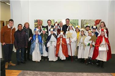 I Cantori della Stella di Collepietra hanno portato gli auguri di Natale alla Giunta provinciale. Da sx le assessore Stocker e Deeg, gli assessori Schuler e Achammer e il presidente Kompatscher - Foto: USP/rc
