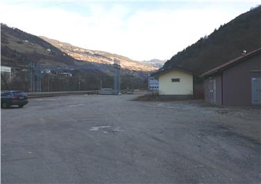 L'areale di RFI, finora utilizzato quale deposito, dove sorgeranno i nuovi parcheggi alla stazione ferroviaria di Ponte Gardena (Foto: STA/M.Perathoner)