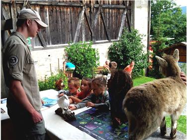Un addetto al servizio stagionale protezione natura nei parchi naturali spiega le peculiarità della fauna ai piccoli visitatori (Foto: Ufficio parchi naturali)