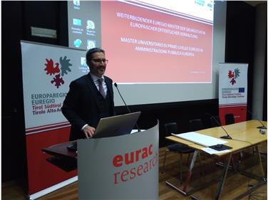 Il presidente Kompatscher durante la sua lezione all'Eurac. Foto: Armin Gluderer