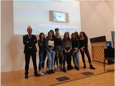 Alcuni ragazzi che hanno partecipato al festival con l'assessore alla scuola Giuliano Vettorato Foto Usp