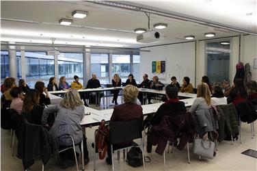 L'assessora Deeg ha incontrato le rappresentanti delle cooperative sociali per parlare del sistema di finanziamento ed dei regolamenti dell’assistenza all’infanzia Foto: USP/Sabine Obexer