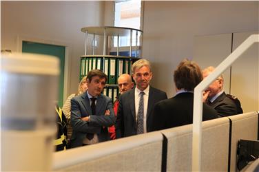 Sopralluogo alla Centrale provinciale d’emergenza del 112. Nell'immagine l'assessore competente Arnold Schuler Foto: USP/Maja Clara