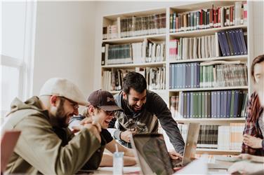 Un gruppo di studenti frequenta un corso di formazione. Foto: Unsplash