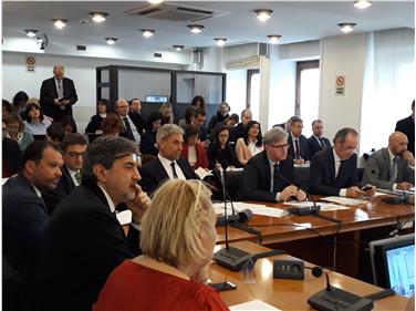 Al centro l'assessore Schuler durante la conferenza Stato-Regioni Foto: USP/Katharina Tasser