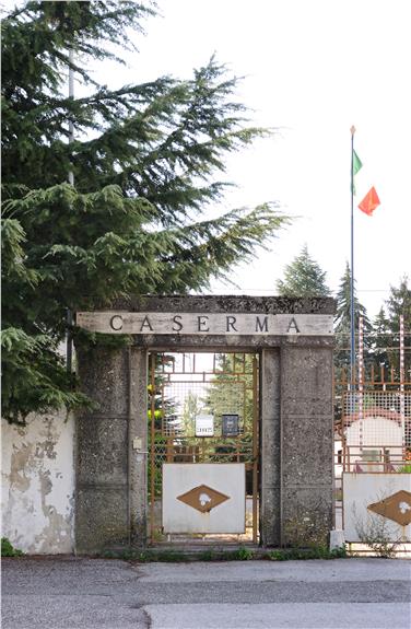 L'ingresso della caserma Mercanti di Appiano. Foto: USP/A.Pertl