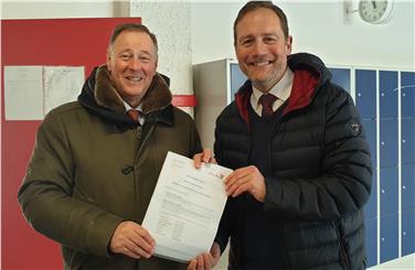 L'assessore Bessone e il sindaco Messner  in visita al polo scolastico "Alexander Langer” di Vipiteno (Foto USP)